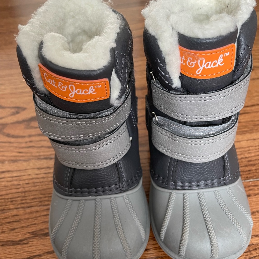 Toddler Boys Cat & Jack  size 6 snow boots